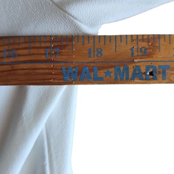 Tahari NWT Women's Top Size M Classic Minimalist V-Neck White Blouse Lightweight - Picture 14 of 16